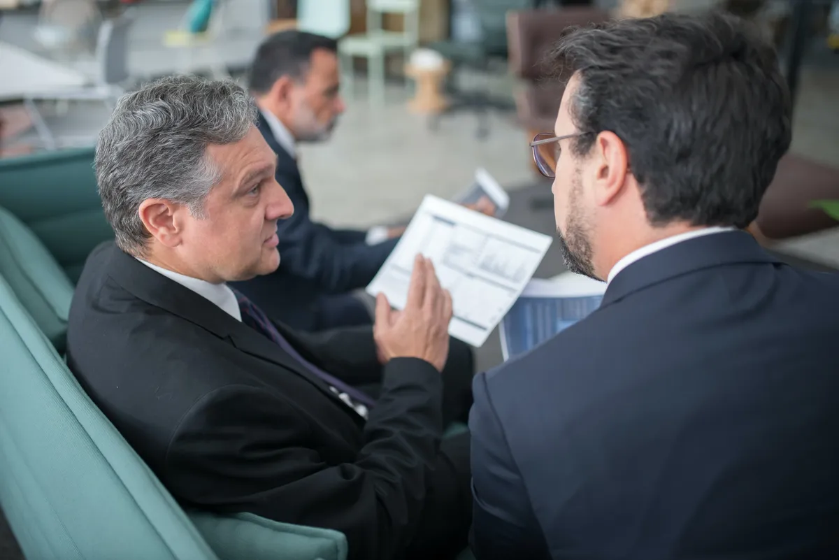 Two business man comparing top mortgage broer
